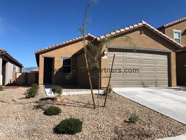 Building Photo - Three Bedroom/Two Bath in Vail School Dist...