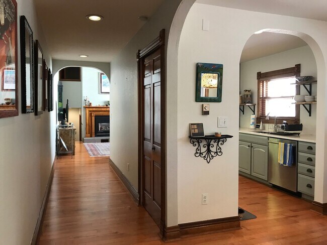Foto del edificio - Updated 3 Bed 2 Bath Victorian Style Townhome