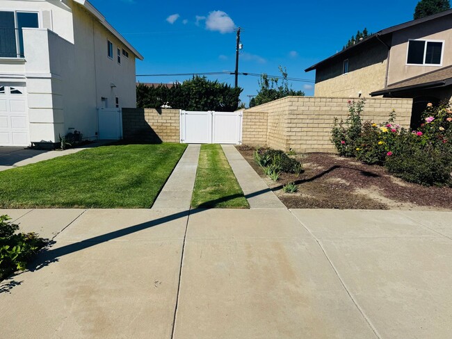 Building Photo - Ideal Multigenerational Home with Separate...