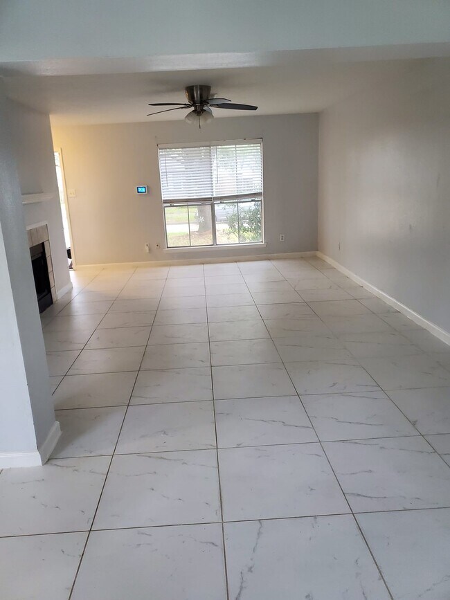 Foto del edificio - 3626 Nutwood Ln