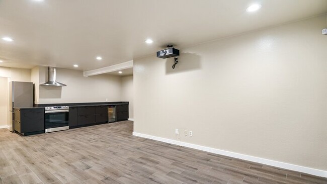 Building Photo - Turtle Creek Town Home