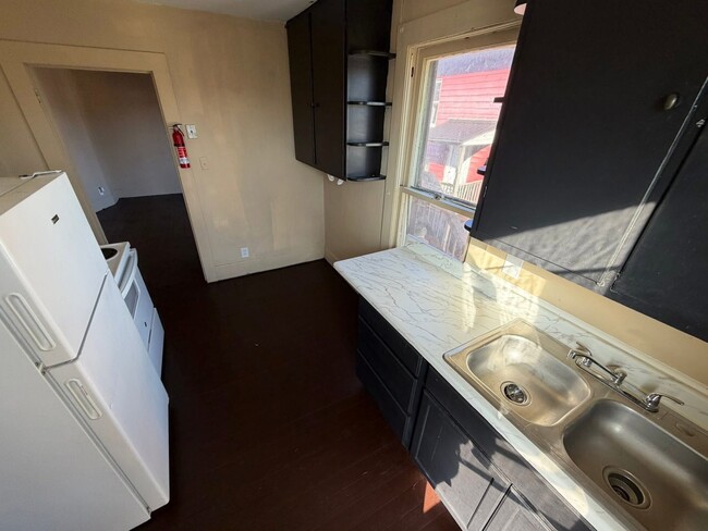 Building Photo - 1634 Maple Ave