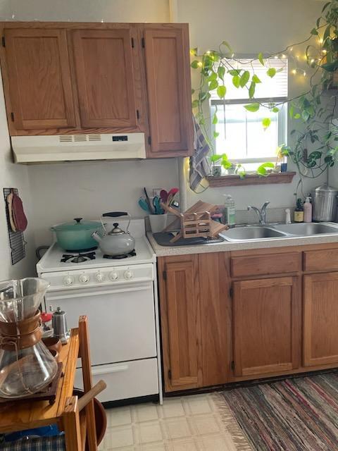 gas stove - 601 Avon St