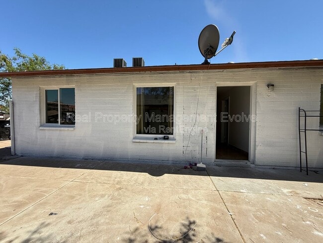Foto del edificio - 3223 W Madison St