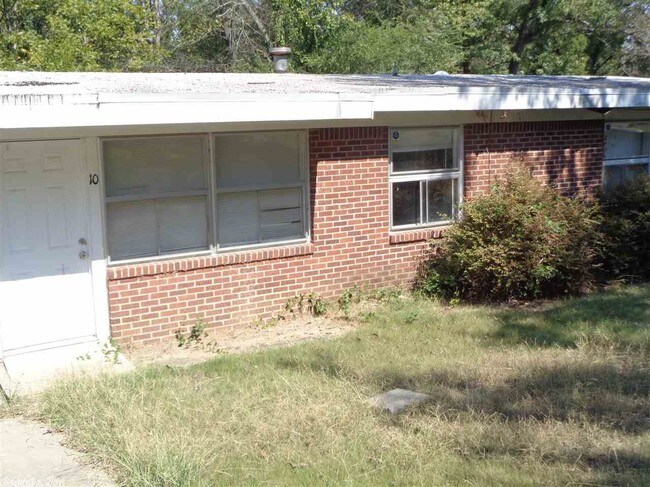 Building Photo - 10 Greenway Dr