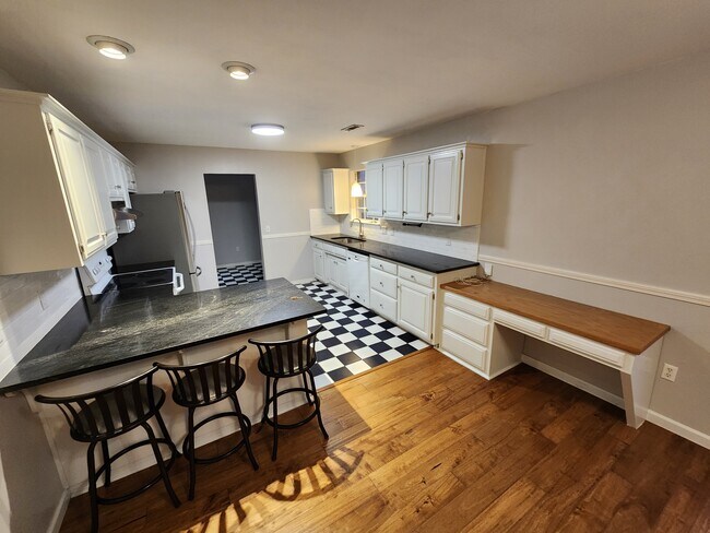 Kitchen - 644 W Oaklawn Dr House