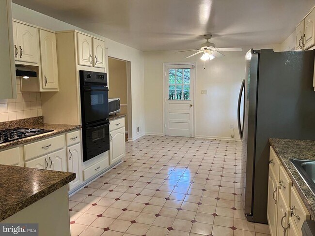 Building Photo - 2512 Lakevale Dr