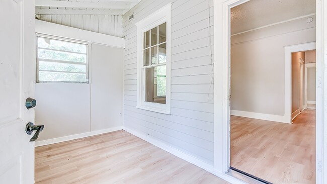 Building Photo - Newly Updated 3 Beds/ 2 Bath With Huge Bac...