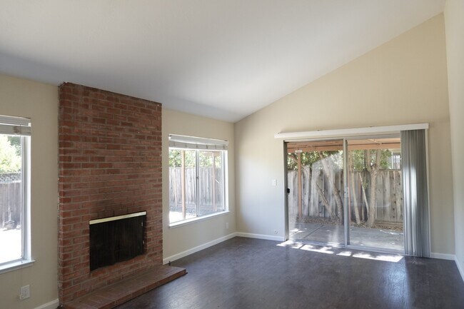 Building Photo - Cute Single Family Home, Updated Kitchen, ...