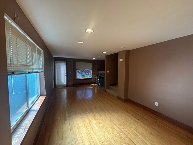 Building Photo - Modern Townhome in Prime U-District Locati...