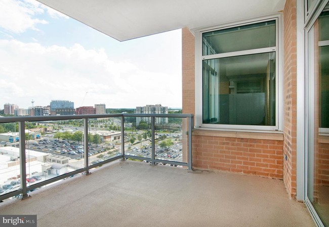 Building Photo - 5750 Bou Ave