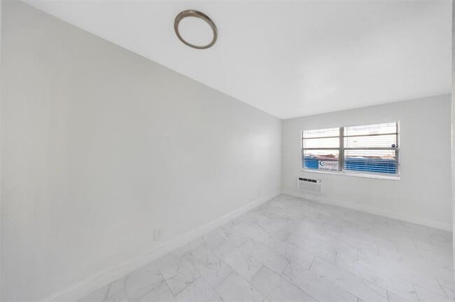 Foto del edificio - 110 NW 7th Ave