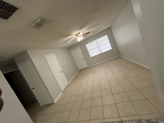 Building Photo - 2 BED / 1 BATH DUPLEX