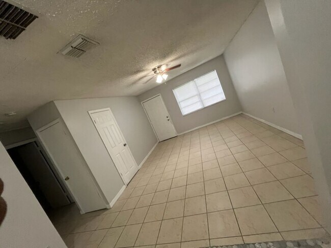 Foto del edificio - 2 BED / 1 BATH DUPLEX