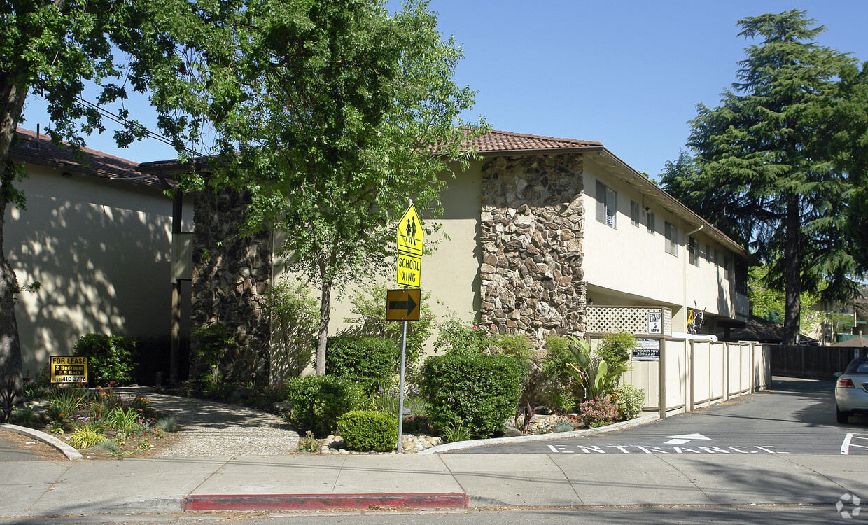 Primary Photo - Laurel Glen Townhouse Apartments