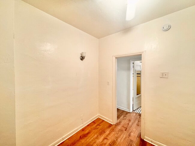Foto del edificio - 608 S Dunsmuir Ave