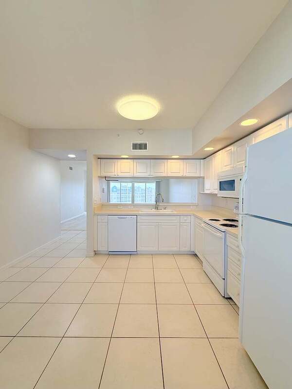 Foto del edificio - 1200 Country Club Dr