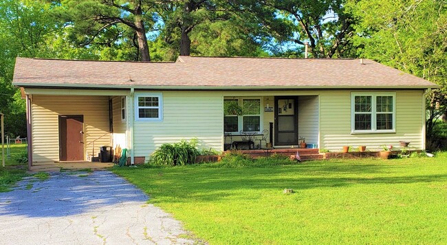 Such a cute house with covered front porch - 560 W Hwy 243