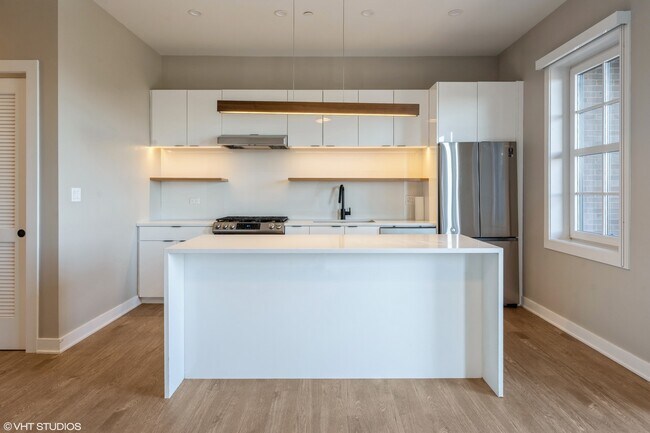 Foto del edificio - 3728 N Lake Shore Dr.
