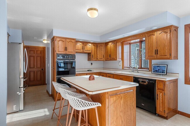 Foto del edificio - 5 BEDROOM 4.5 BATH PRIVATE BACKYARD