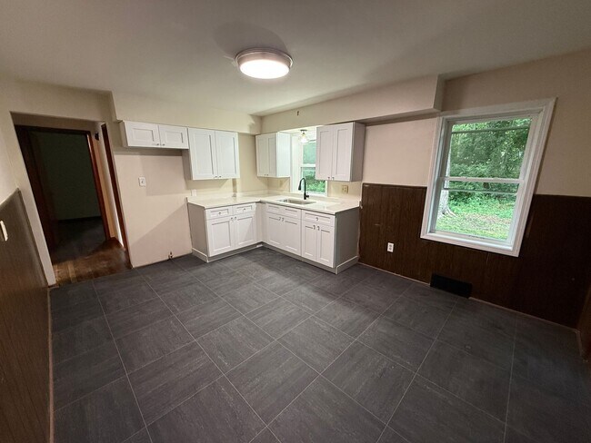 Foto del edificio - Remodeled 2-Bed Ranch in Akron