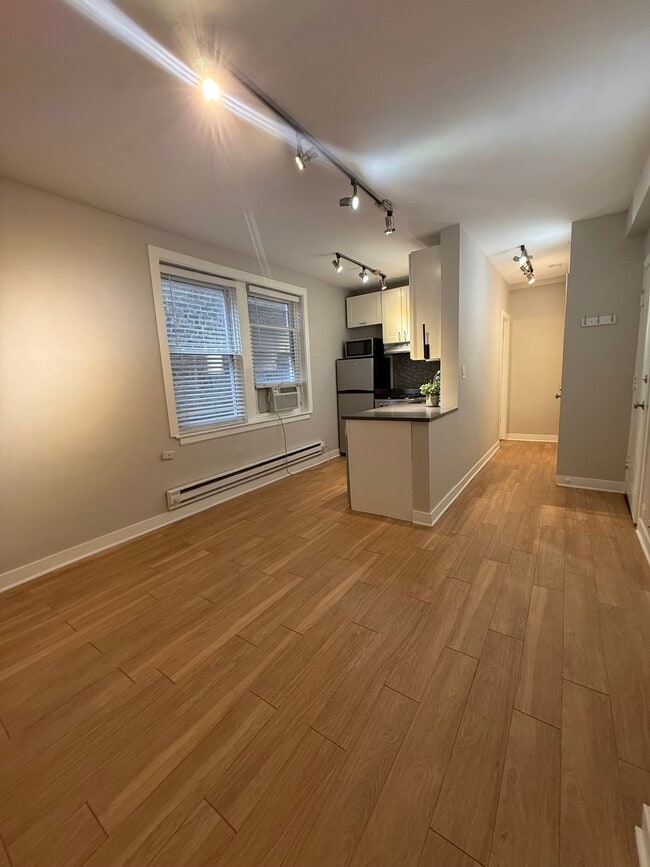 Building Photo - 541 W Belmont Ave