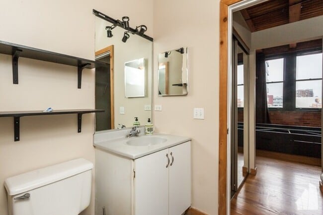 Building Photo - SPACIOUS CORNER LOFT IN PRINTERS ROW W/ IN...