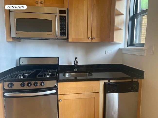 Building Photo - 210 E 68th St