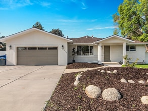 Building Photo - 940 E Buddlea Dr