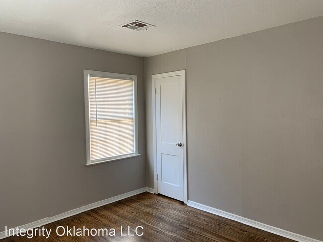 Building Photo - 3 br, 1 bath House - 324 E. Ercoupe Dr.