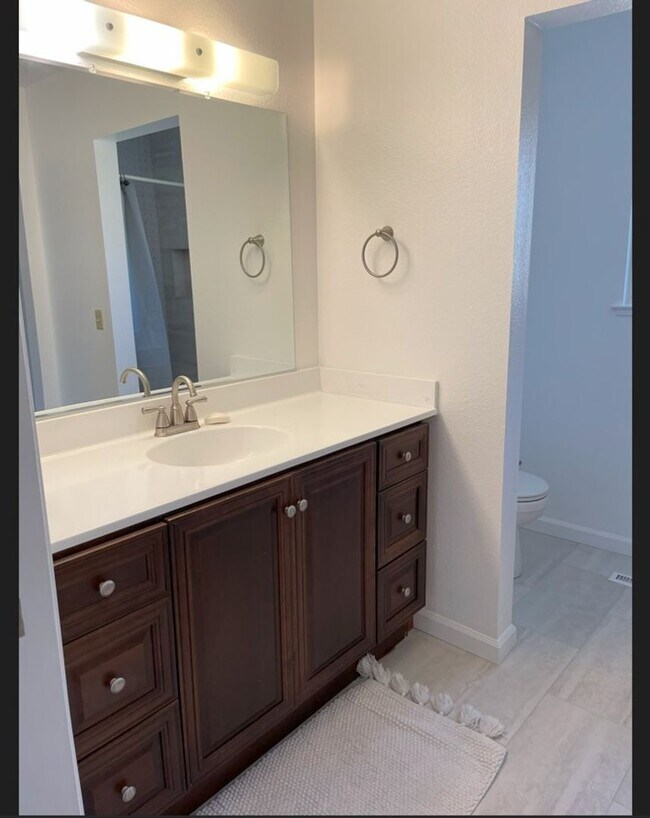 Foto del edificio - ~Spacious 5 Bed/2 Bath Home in D Section~ Available Now!