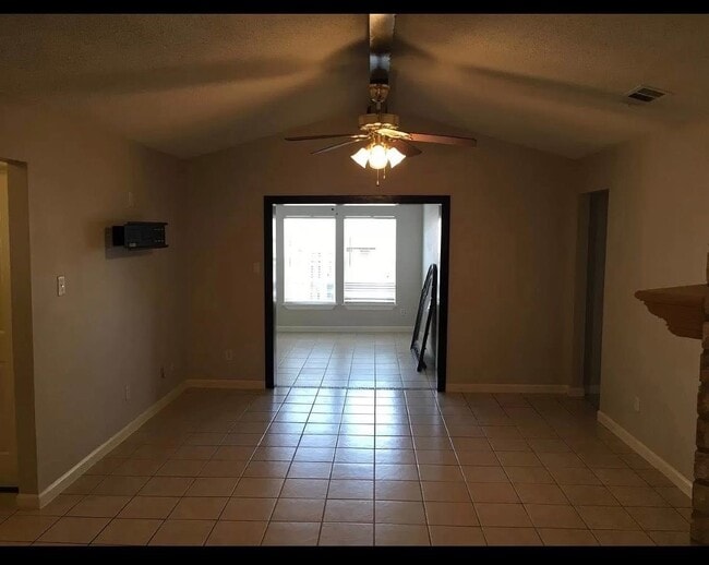 Building Photo - 3110 Kleinmann Ave