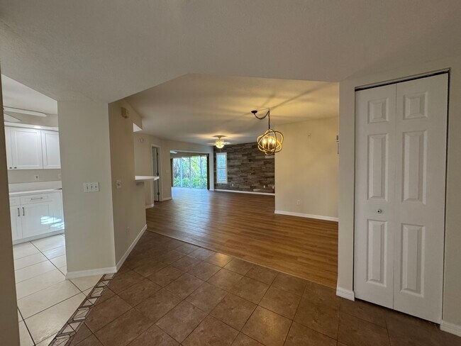 Building Photo - 815 Montrose Dr