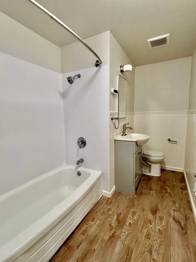 Building Photo - 2 Bed / 1 Bath Downtown Carnation duplex $...