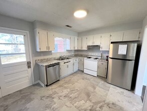 Building Photo - 511 Moss Ave