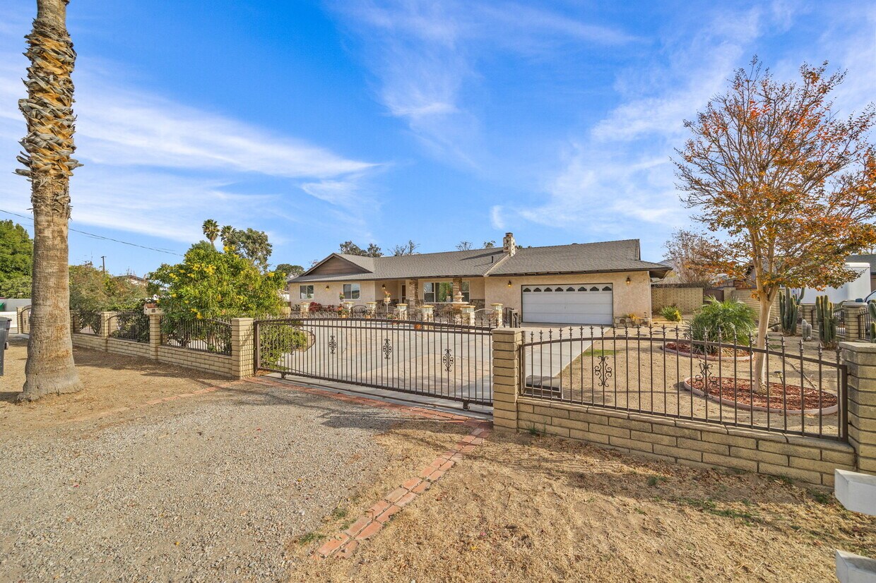 Primary Photo - 3971 Corona Ave