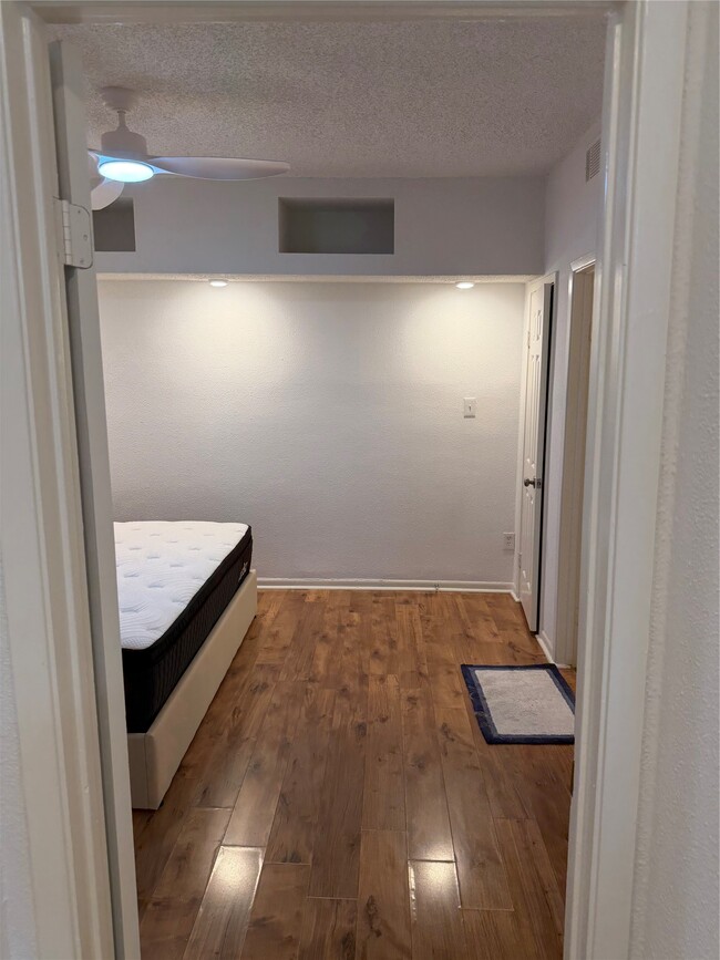 Building Photo - 10855 Meadowglen Ln