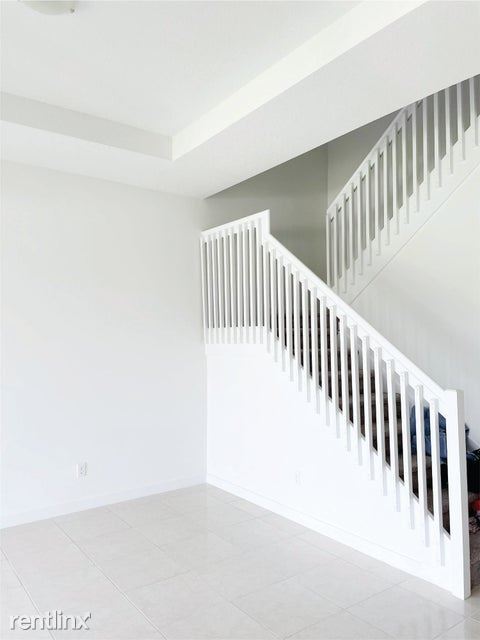 Building Photo - 3 br, 2.5 bath House - 340 Pioneer Way