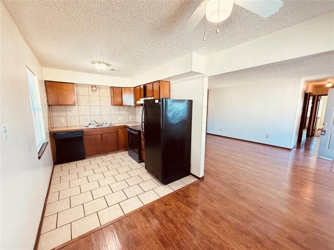 Building Photo - 320 Falcon Ct