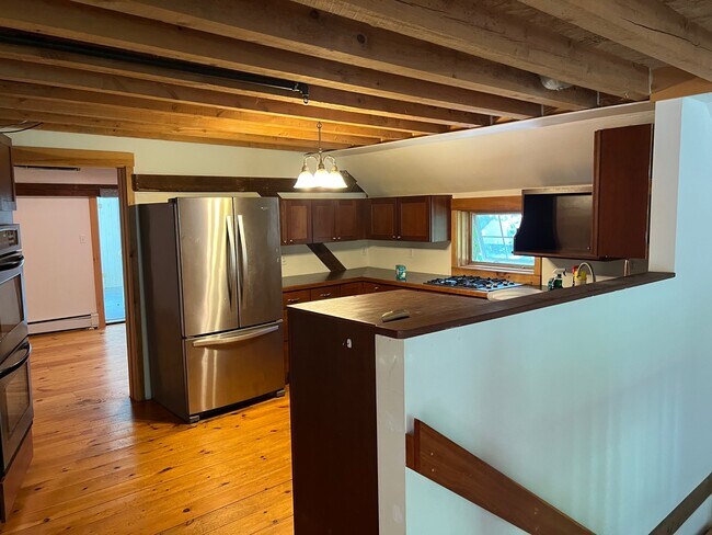 Cocina con horno y refrigerador visibles desde el lavavajillas. - 18 Maple Ave