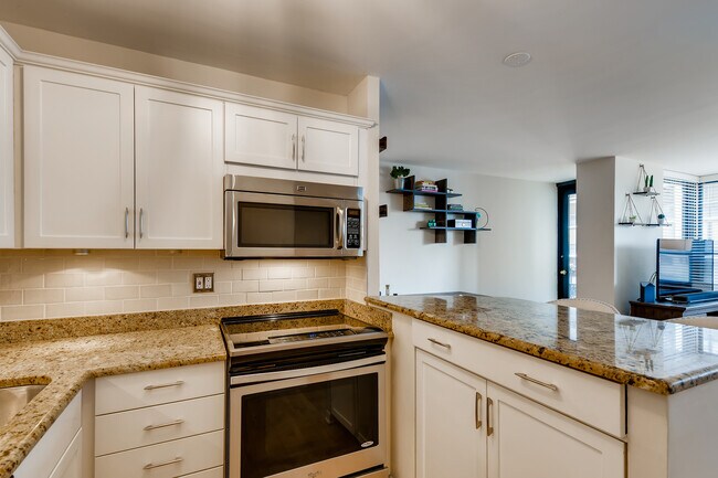 Building Photo - 33 E Cedar St