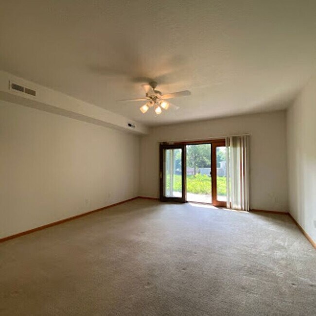Foto del edificio - $1550 | 3 Bedroom, 2 Bathroom House | PET ...