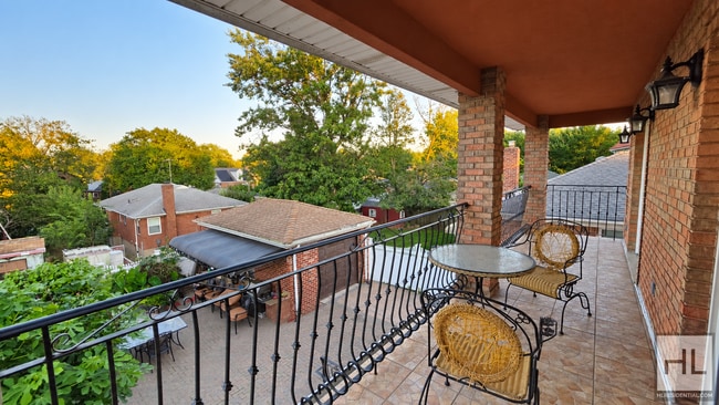 Building Photo - Bright Whitestone 3-Bedroom with Vaulted Ceilings & a Covered Balcony