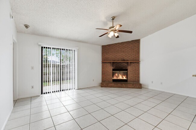 Foto del edificio - Convenient Turnkey Living in Colony Cove