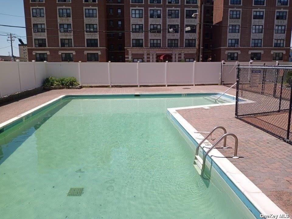 Foto principal - 410 E Broadway
