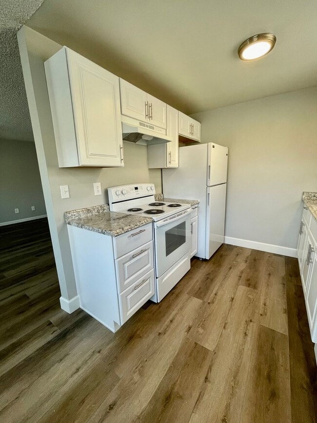 Building Photo - Beautifully Updated Ground-Level 2-Bedroom!