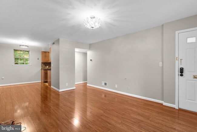 Building Photo - 2631 S Walter Reed Dr