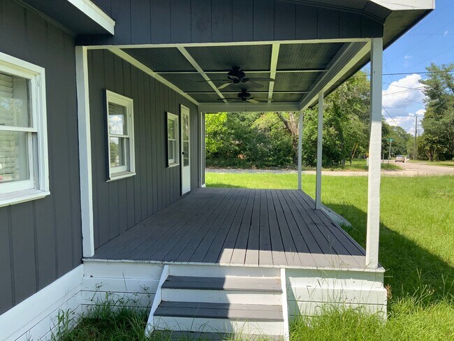 Building Photo - 3 bedroom 2 bath, House right in the town ...