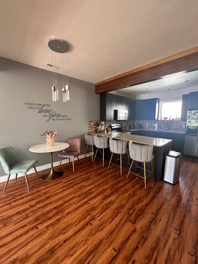 Foto del edificio - 1037 W Rooftop Dr