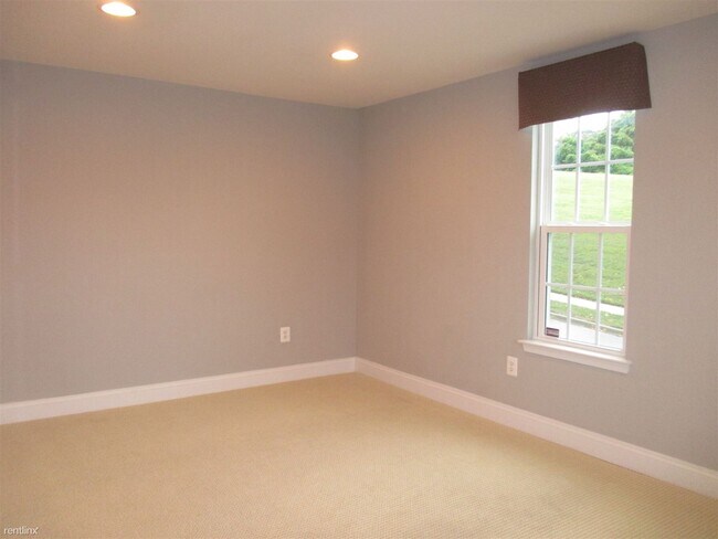 Building Photo - 3 br, 2.5 bath Townhome - 601 Waveland Ave